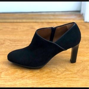 NEW in box Aquatalia suede ankle boots.  Size 7.5